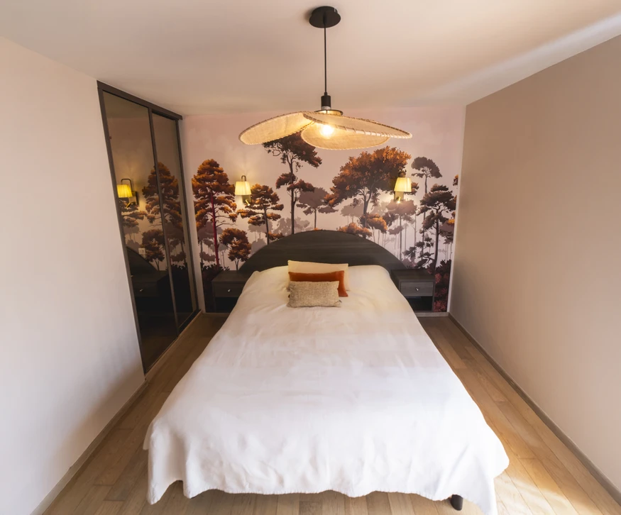 Femme choisissant la couleur de peinture parfaite pour sa chambre avec un peintre et décorateur professionnel, elle tient des nuances de couleurs