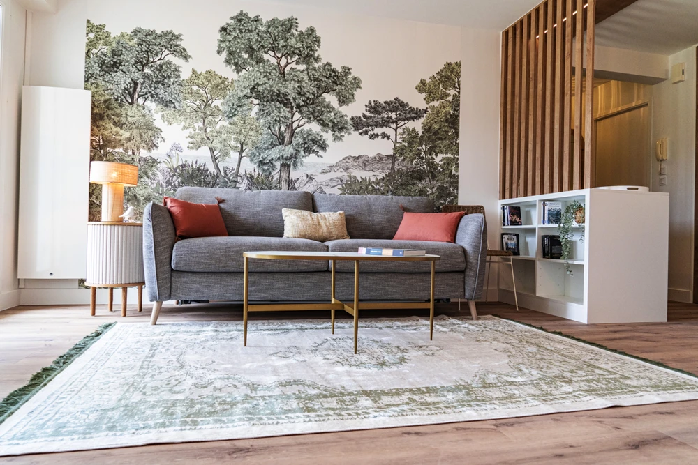 Portrait d'un homme de main ou d'un artisan travaillant dur souriant à la caméra en remplissant le mur, le préparant pour la peinture