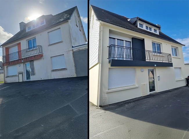 Chantier de rénovation extérieure avec échafaudage métallique tubulaire à tubes jaunes et plateformes perforées